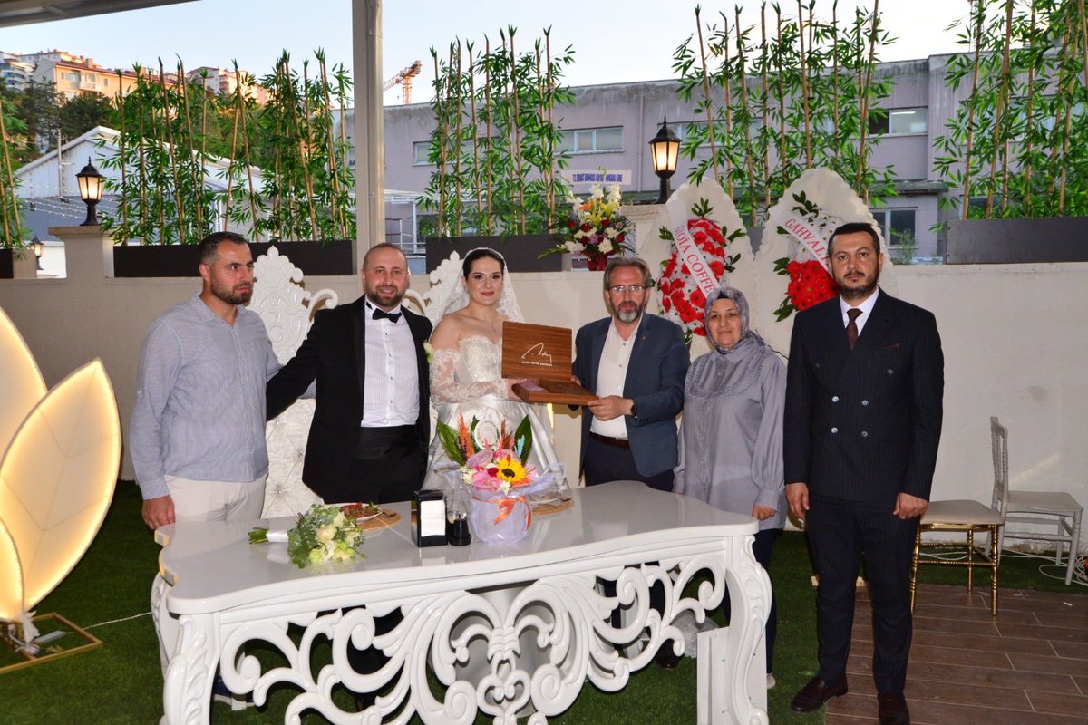 AK_PartiMamak's tweet photo. İlçe Başkanımız Osman Engin DALBASTI teşkilatımız ile birlikte Ülker-Taşkan AYTAN ile Fehime-Çetin GÖL ailelerimizin evlatları Sena ve Furkan’ın düğün merasimine katılım sağladı. https://t.co/zsUWlZD7nS