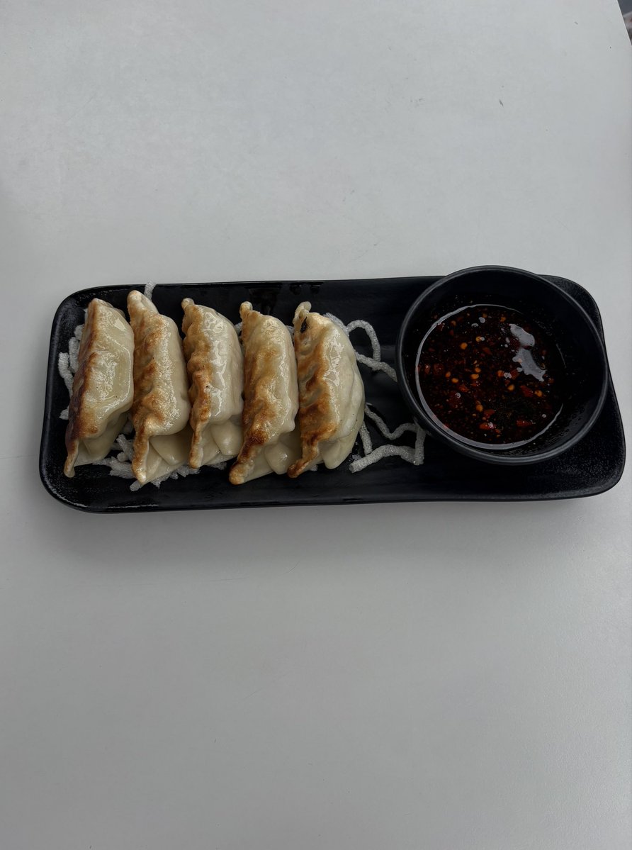 veloraedoll's tweet photo. my friend got pot stickers and i had to get a food pic lol https://t.co/S32bFrpW2o