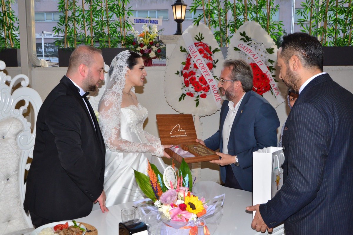 AK_PartiMamak's tweet photo. İlçe Başkanımız Osman Engin DALBASTI teşkilatımız ile birlikte Ülker-Taşkan AYTAN ile Fehime-Çetin GÖL ailelerimizin evlatları Sena ve Furkan’ın düğün merasimine katılım sağladı. https://t.co/zsUWlZD7nS