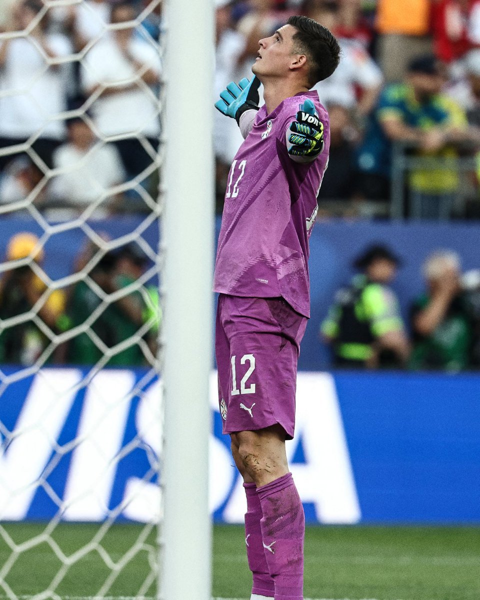 gilinmtz's tweet photo. … Un paraguayo con guantes mexicanos @voit_mx le atajó penales a Havertz y Woltemade e hizo historia con su selección.
¡Que viva el Mundial! https://t.co/fQG59GtR9N