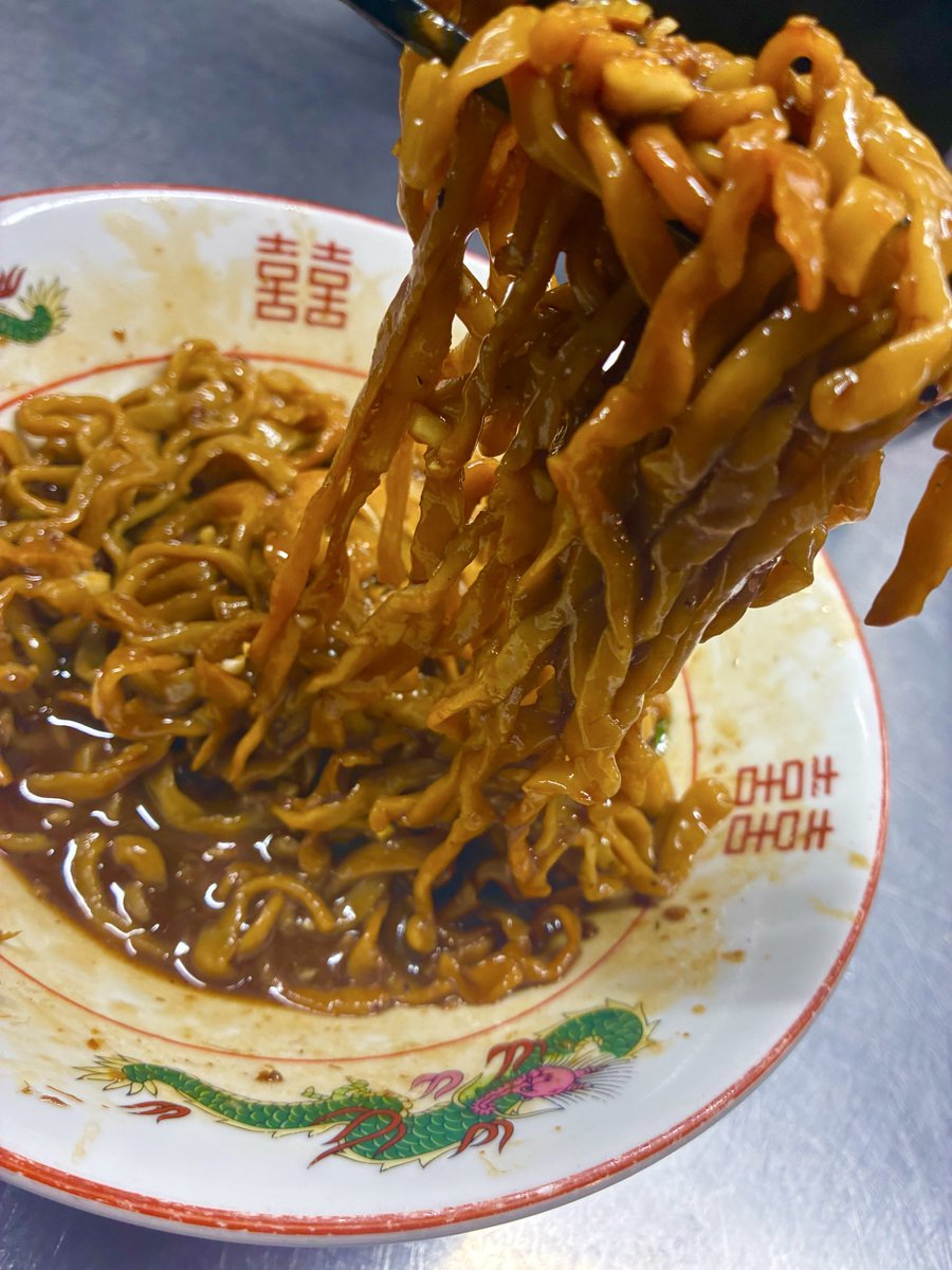 bjm_mizonokuchi's tweet photo. 限定①
『釜玉』¥1200-
卵黄①or②

〜説明〜
カネシとたまり醤油の甘辛汁なしです

※ヤサイのりません
※代わりに麺チョイマシ同一料金
※アブラマシ、カラメ🉑
※ブタ埋まってます
※卵の数を伝えてください。
※ラー油お出しするので乗っけてください
※やる事多くてｽﾐﾏｾﾝ🙏 https://t.co/fwoCEwfM2o