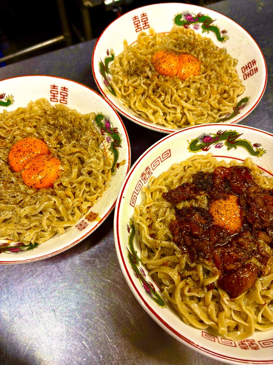 bjm_mizonokuchi's tweet photo. 限定①
『釜玉』¥1200-
卵黄①or②

〜説明〜
カネシとたまり醤油の甘辛汁なしです

※ヤサイのりません
※代わりに麺チョイマシ同一料金
※アブラマシ、カラメ🉑
※ブタ埋まってます
※卵の数を伝えてください。
※ラー油お出しするので乗っけてください
※やる事多くてｽﾐﾏｾﾝ🙏 https://t.co/fwoCEwfM2o