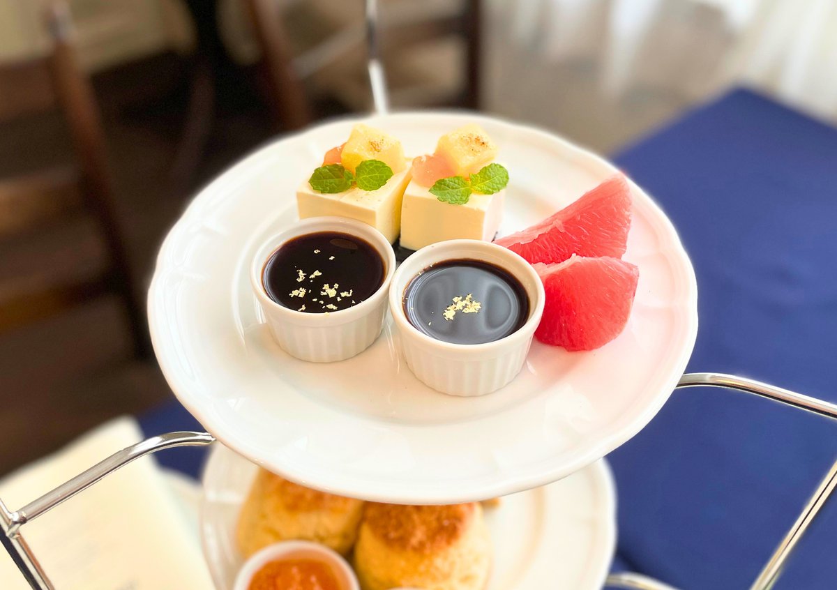 ozakitei1's tweet photo. 7月11日からの #アフタヌーンティー のご紹介です。
会期限定の山椒香るチーズテリーヌや、飲み放題の紅茶・コーヒーに加え、会期限定の自家製メロンクリームソーダもお召し上がり頂けます。
水色の洋館で、贅沢なティータイムをお楽しみください。

▼メニュー詳細はこちら
https://t.co/FlsARO8cYX https://t.co/d13u9aFRji