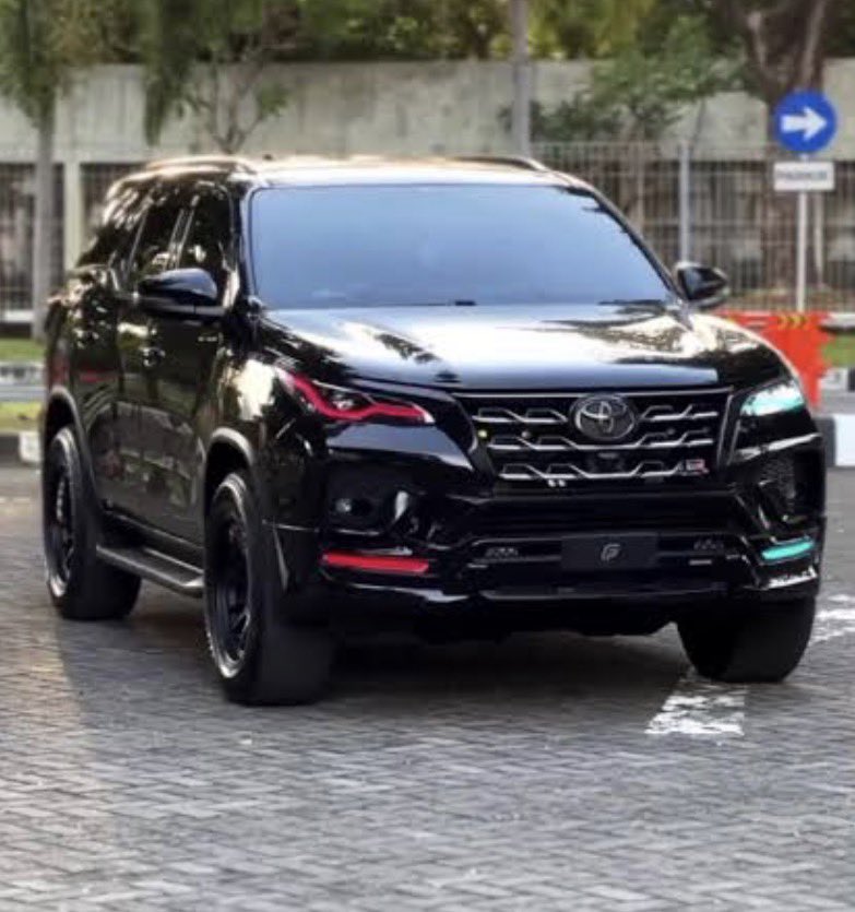 txtkarir's tweet photo. bisa-bisanya.. dulu gua ngira kalo yg mobilnya fortuner gajinya 20juta per bulan??

ternyata enggak ya😂🙏 https://t.co/zyV6VOcyva