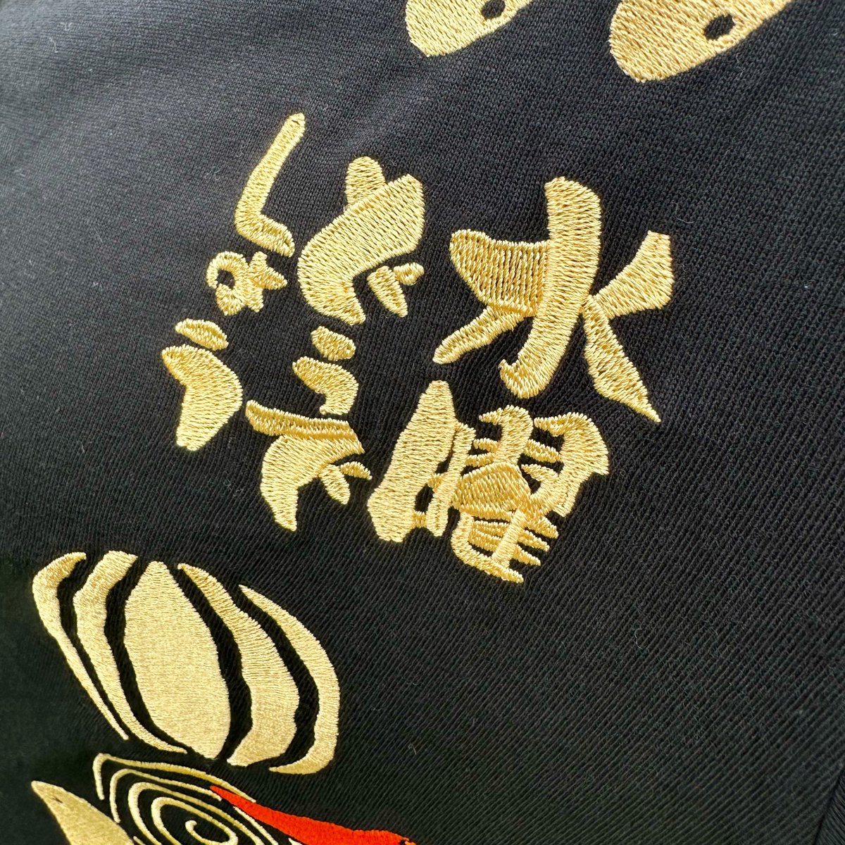 SD_UNITE2013's tweet photo. 【7/1〜先行発売】祭Tシャツ
平岸高台公園で着用写真撮ってきた②

女性が着ている夏野菜Tシャツの柄は「刺繍」🪡
(写真は実際の商品と色が少し違う！注意🙏)

男性着用の釣りバカTは背面のLIGHT ONが「発泡プリント」💡

女性ス→Lサイズ(身長158cm)
男性ス→Lサイズ(身長165cm) https://t.co/HumDtjvEQ2