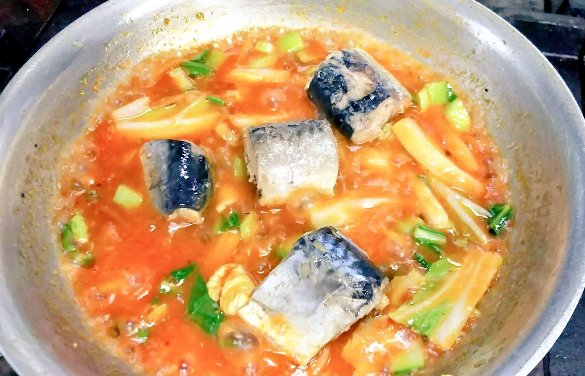 INDACO_2008's tweet photo. 賄い裏メニュー　サバのプッタネスカ。アンチョビと残り物野菜にサバ缶で短時間調理。 https://t.co/VY6hn4skkf