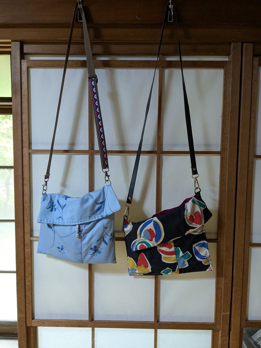 sachanchi's tweet photo. さっちゃんちチクチク会で、最近の流行りは『すてきにハンドメイド2022年9月号』掲載のサコッシュです。手縫いでも出来ます😊🪡黒い方は2022年にミシンで、水色のは今年手縫いでチクチクしました。 https://t.co/x6XzHcULJg