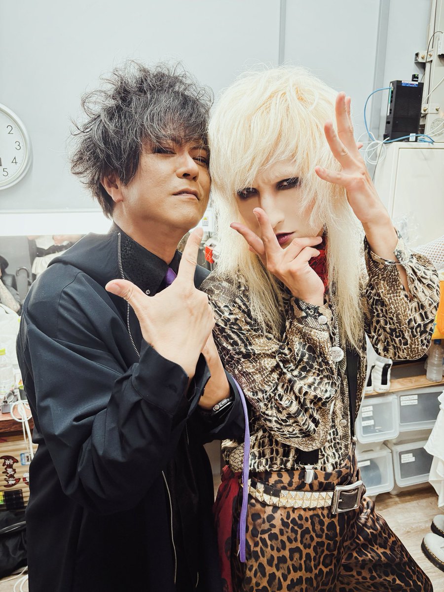 CHARGEEEEEE's tweet photo. 浅岡さんとこんなサイコーなビジュアルツーショットが撮れる日が来るとは〜〜😍😍📸📸
何事も全力フルスイングで楽しむ浅岡さんサイコー😍🙌🏻😍🙌🏻😍🔥🔥🔥
テレ東音楽祭でもご一緒できて嬉しかったのです〜🐈📺🐈📺🙌🏻🙌🏻🙌🏻✨
#浅岡雄也
#CHARGEEEEEE https://t.co/GvsexZKfNm