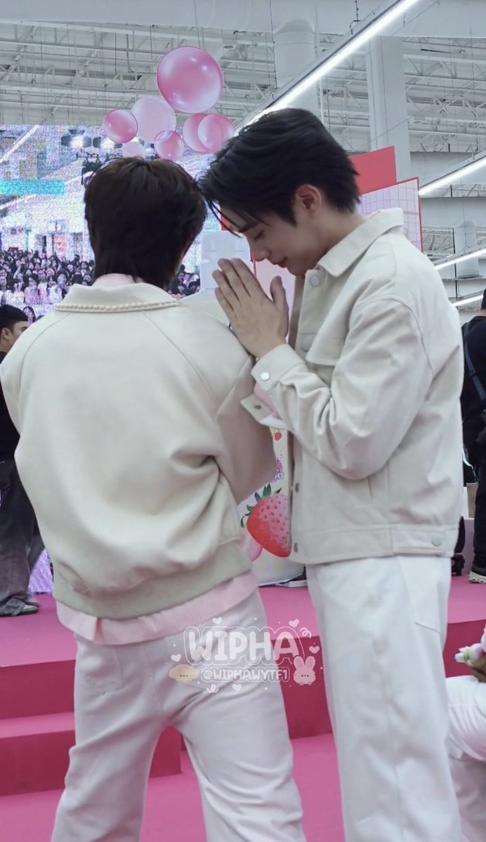 WIPHAWYTF1's tweet photo. อันนี้อะไรนะคะ 5555555555555555555

TFO BENICE TOKYO ICHIGO 
#BeNiceXTleFirstoneXLotuss https://t.co/IQ5PCIxMa9
