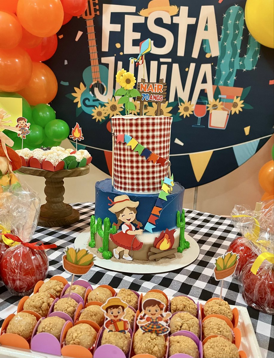 blendcacau's tweet photo. 🤠 Viva a Festa Junina e a vida da Dona Nair! 🔥🌾
Bolo maravilhoso, docinhos de paçoca, e maçãs do amor 🍎 da Blend, com muita alegria ❤️

Encomendas (65) 99258 8824 📲 
Topper @atelierosanaalmires 

#saojoao #festajunina #delicias #cuiaba #obrigadosenhor https://t.co/KPw7osRObr