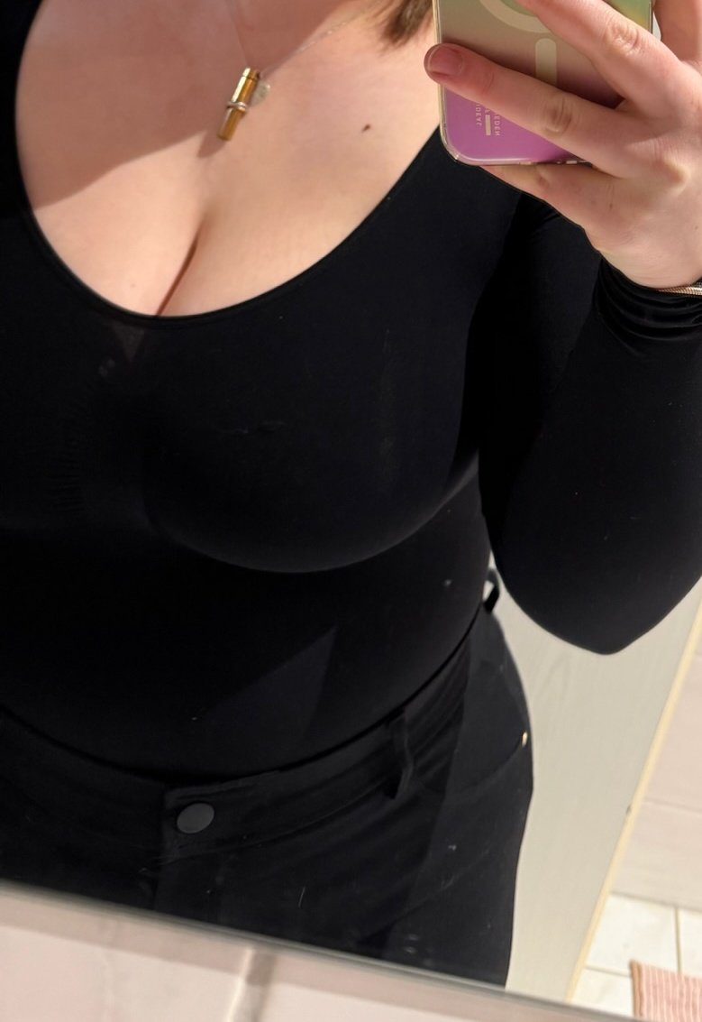 Lindas4nr's tweet photo. Be honest, would you date me even though I’m 450lbs??. https://t.co/UA1DrBQGHb