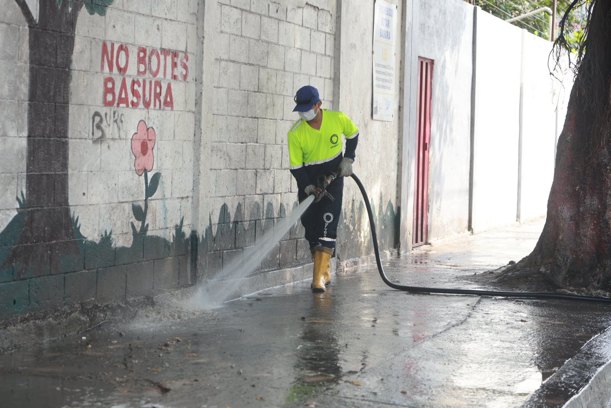 AseoGYE's tweet photo. 🧹 En Ciudadela Esteros realizamos una limpieza profunda frente a la Escuela César E. Arroyo, con labores de recolección, barrido e hidrolavado para recuperar las condiciones del sector.

💙 Seguimos trabajando por espacios más limpios y seguros.

#AsiSeHaceGuayaquil https://t.co/BAMSKRVugi