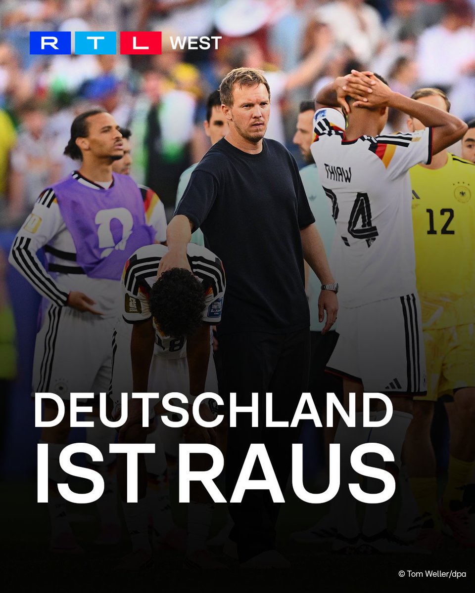 RTLWEST's tweet photo. Im Zug waren also doch Bremsen verbaut! #Deutschland verpasst den Einzug ins #WM-#Achtelfinale - nach 2018 und 2022 schon das dritte Mal in Folge. Die #Nationalmannschaft scheiterte in der Sechzehntelfinal-Partie an #Paraguay im #Elfmeterschießen.
Damit dürfte auch der, wortwörtliche, Erfolgszug für die Band „Malle Anja“ aus #Köln abgefahren sein. Mit ihrem Hit „Der Zug hat keine Bremse“ begeisterten sie während der WM-Gruppenphase die #DFB-Fans. Nach diesem Abend ist aber klar: Der Zug hat eine Bremse - und die wurde nun schneller gezogen, als es so manchem lieb war.
Übrigens: Mit dem deutschen WM-Aus ist auch die Erfolgssträhne von Orakel „Tarak“ aus dem #KölnerZoo vorüber. Während der Elefantenbulle in der #Gruppenphase noch alle Partien richtig tippte, hat er fürs #Sechzehntelfinale auf Deutschland gesetzt. Wie wir jetzt wissen, lag er damit falsch.