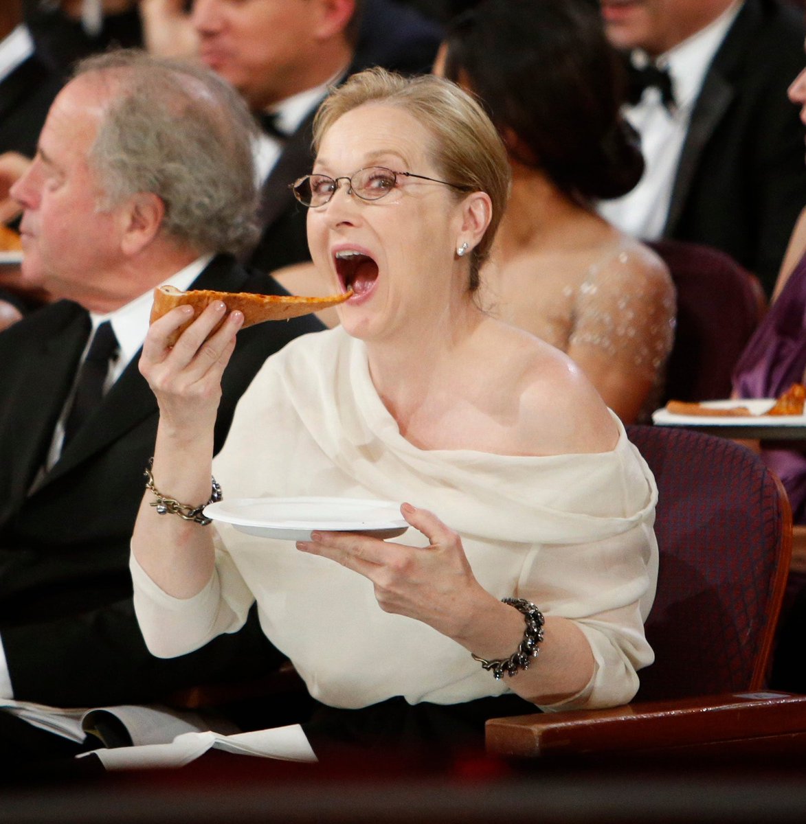 kellmanstreep's tweet photo. meryl streep eating pizza in 4k https://t.co/w3EHzGc210