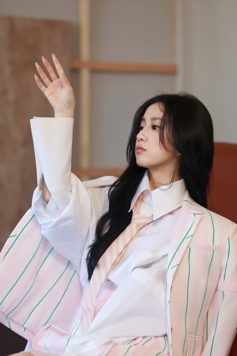 shanqgen's tweet photo. ready to let go of the things holding us back, just like a pink paper airplane finding its own path in the wind. https://t.co/F2HhIA4pP3