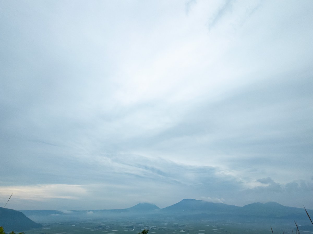 asopedia1's tweet photo. AM7:54の阿蘇���と空の様子です
天候はくもり☁️午前8時に観測された気温は20.2℃、風速0.4m/s、湿度90%でした🌡️曇り空ですが時々にわか雨がふるようです。明日は雨の一日となりそうです☔
 #イマソラ #阿蘇 #天気 #梅雨 https://t.co/mmzgcTXdJp
