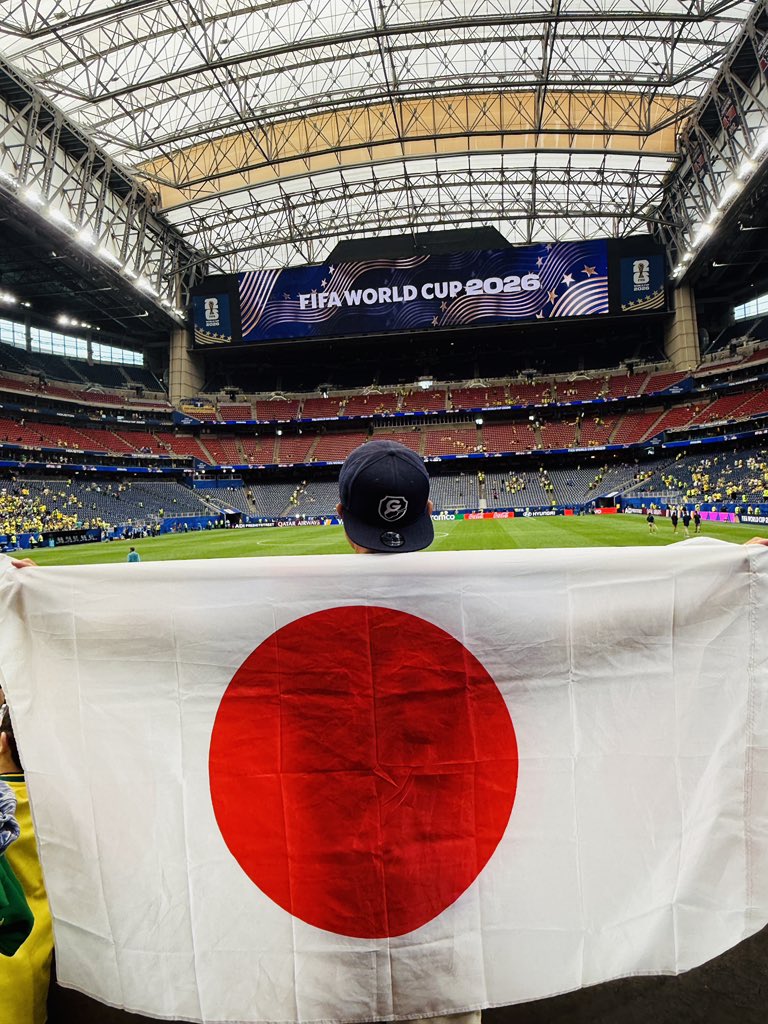 gaku_mc's tweet photo. 【ありがとう日本代表】

ブラジルにプロリーグができたのが、1971年。 僕らにそれができたのが、1993年。 たった22年の差が、これほどまでの壁になるのか。

去年、味の素スタジアムのキリンチャレンジカップで史上初めてやっつけたブラジルとは、やっぱり一味も二味も違うチームだった。これが「歴史」か。

でも、それだけで片付けるのはどうだろう。

今日のピッチに立った彼らは、間違いなく日本代表史上最強でした。そう確信している。そして今日も、その思いは揺るがなかった。

躍動の四年間を、ありがとう。
悔しくないと言ったら嘘になる。でも、胸を張って帰ろう。顔を上げて。

日本代表。あなたたちを好きでいられて、本当に幸せでした。これからもずっと共に歩みましょう。
今日で、僕らの素晴らしかった4年間の旅は終わり。 
でも前を向いて、さあ次へ進もう。

#gakumc  #ウカスカジー #日本代表 #勝利の笑みを君と