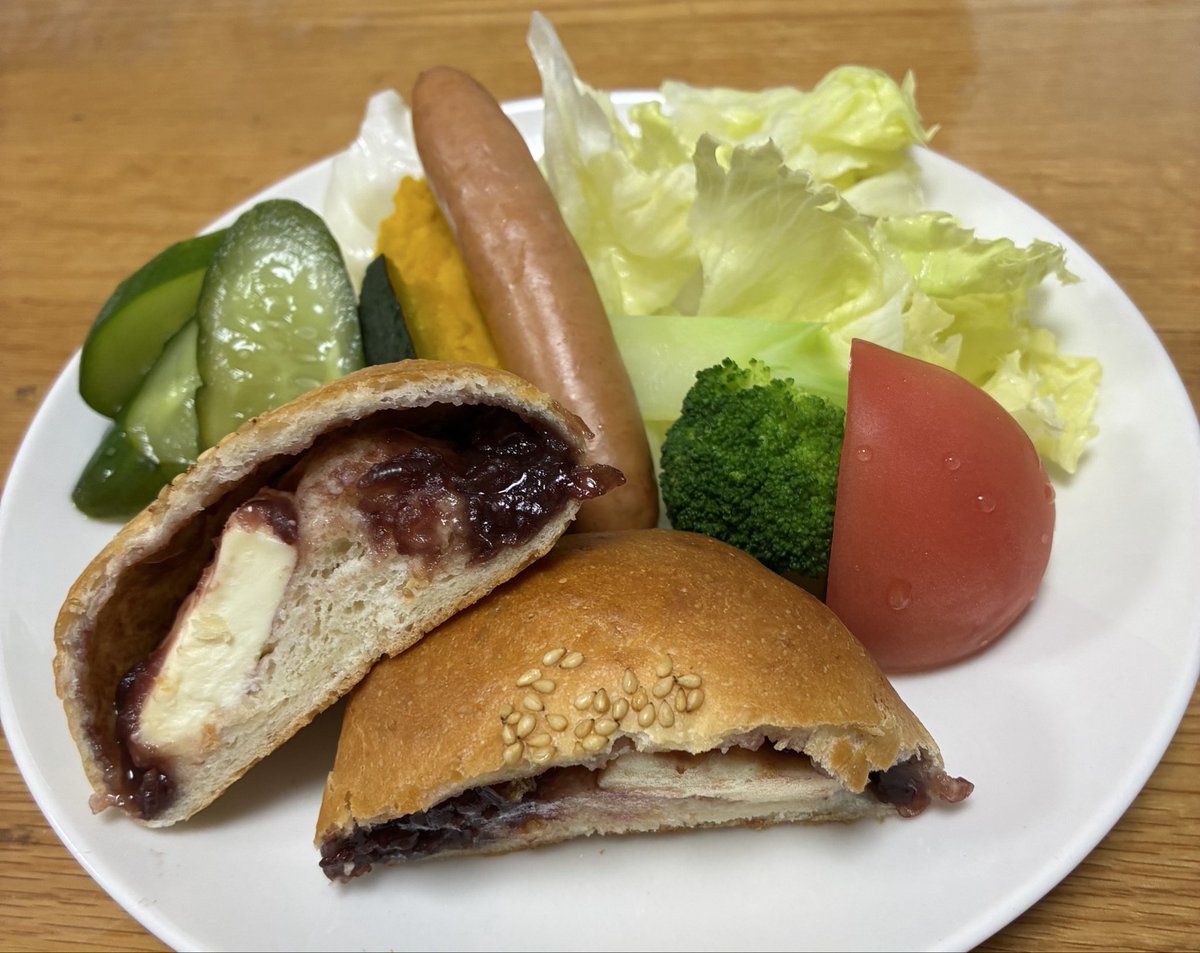 seagull_sky's tweet photo. おはようございます☀️
今日の #朝ごはん です🥞

昨日焼いた #クリームチーズあんぱん です🥐
餡子をこれでもかと入れたら、割とずっしり重みあり😁

美味しくできました😋

今から日帰りで観光予定✨
気をつけて行ってきます😊

#手作りパン
#おうちごはん
#お腹ペコリン部 https://t.co/bgaQt6ZkJQ