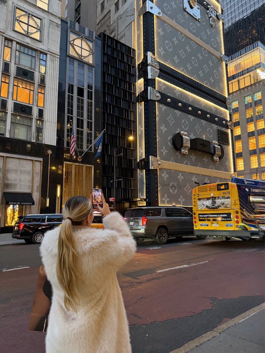 SkylarSkye3's tweet photo. Unpopular opinion: 

I would rather experience real America: small towns, friendly people, beautiful landscapes over New York City 

The place is cool but it just feels so corporate and fake, do Americans agree with me on this? 🇺🇸 https://t.co/hRKZg2zFuW