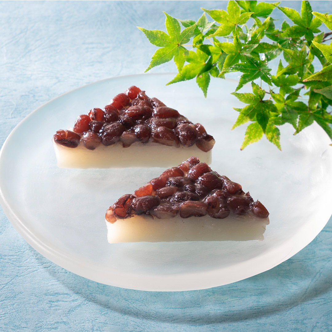 tsuruya1803's tweet photo. 🌿夏越の祓🌿
本日6月30日は「夏越の祓（なごしのはらえ）」

茅（ちがや）で作られた大きな輪をくぐり、また京都の伝統的なお菓子「水無月」を食すなど、穢れを祓い残り半年の無病息災を祈る神事が各地で行われます。

「水無月」は、本店・百貨店店舗ともに本日まで販売しております。 https://t.co/4NbSGW9cKm
