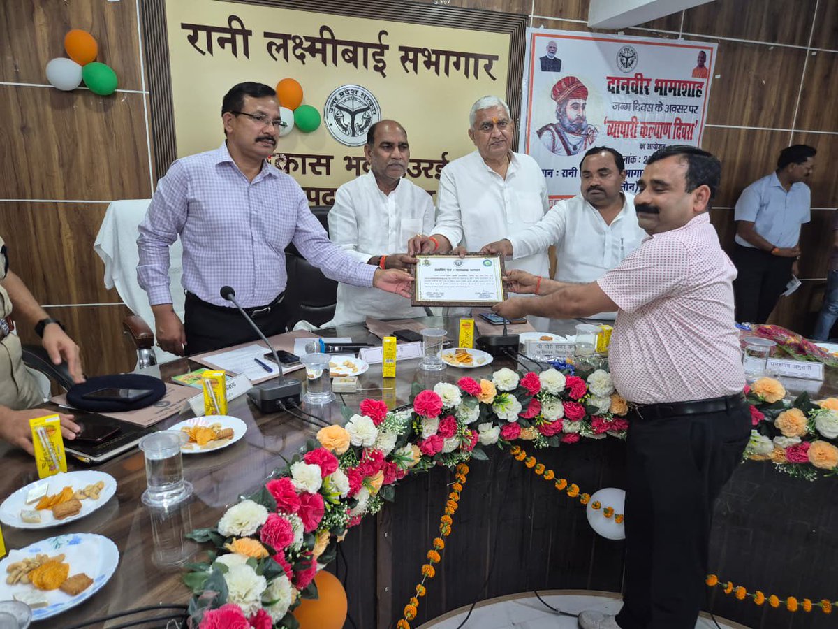 dmJalaun's tweet photo. दानवीर भामाशाह जी की जयंती के अवसर पर व्यापारी कल्याण दिवस के तहत विकास भवन स्थित रानी लक्ष्मीबाई सभागार में व्यापारी कल्याण दिवस गरिमापूर्ण वातावरण में  आयोजित कार्यक्रम में भामाशाह जी के चित्र पर पुष्पांजलि अर्पित कर करदाताओं को प्रशस्ति पत्र देकर सम्मानित किया गया। भामाशाह का त्याग, राष्ट्रभक्ति और दानवीरता समाज के लिए प्रेरणास्रोत है ।