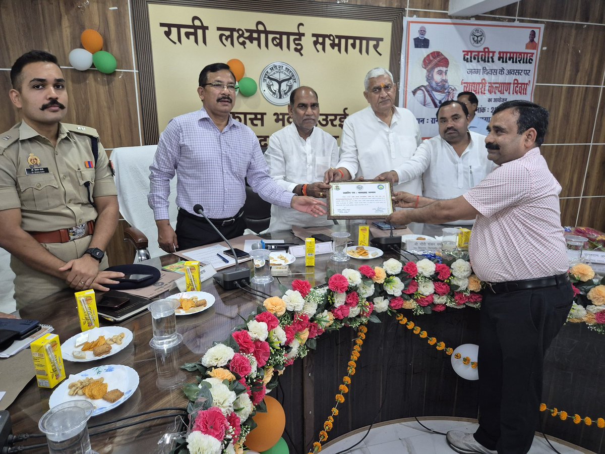 dmJalaun's tweet photo. दानवीर भामाशाह जी की जयंती के अवसर पर व्यापारी कल्याण दिवस के तहत विकास भवन स्थित रानी लक्ष्मीबाई सभागार में व्यापारी कल्याण दिवस गरिमापूर्ण वातावरण में  आयोजित कार्यक्रम में भामाशाह जी के चित्र पर पुष्पांजलि अर्पित कर करदाताओं को प्रशस्ति पत्र देकर सम्मानित किया गया। भामाशाह का त्याग, राष्ट्रभक्ति और दानवीरता समाज के लिए प्रेरणास्रोत है ।