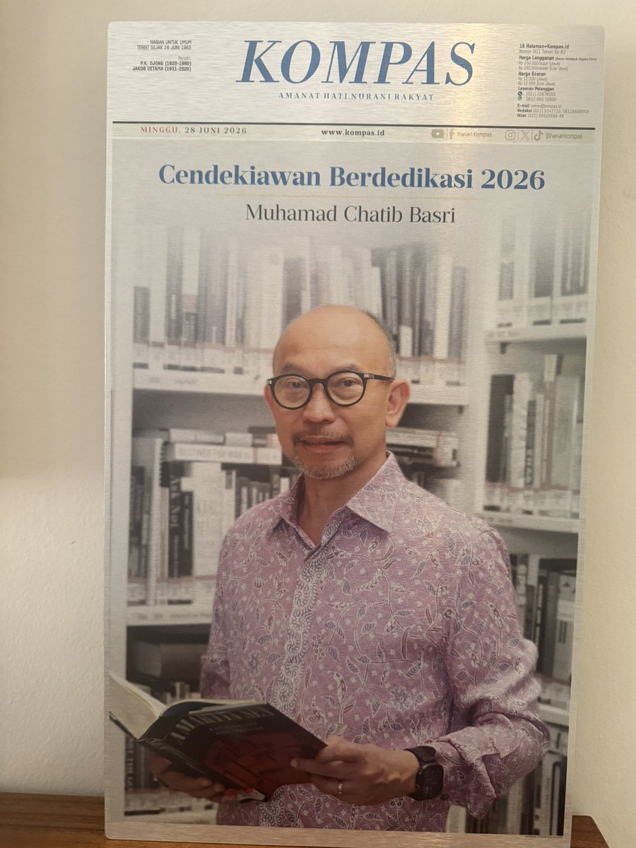 ChatibBasri's tweet photo. “Ide punya kaki.” 

-Soedjatmoko-

Saya selalu percaya, tulisan yang baik tidak berhenti di halaman. Ia berjalan, berdialog, lalu sesekali menemukan jalannya menjadi kebijakan. Gagasan yang jernih dan yang jujur tidak berhenti pada pemiliknya. Ia berjalan sendiri, pelan, kadang nyaris tak terlihat, melintasi waktu dan generasi. Terima kasih Kompas @hariankompas 

https://t.co/R7lcQs8T4g