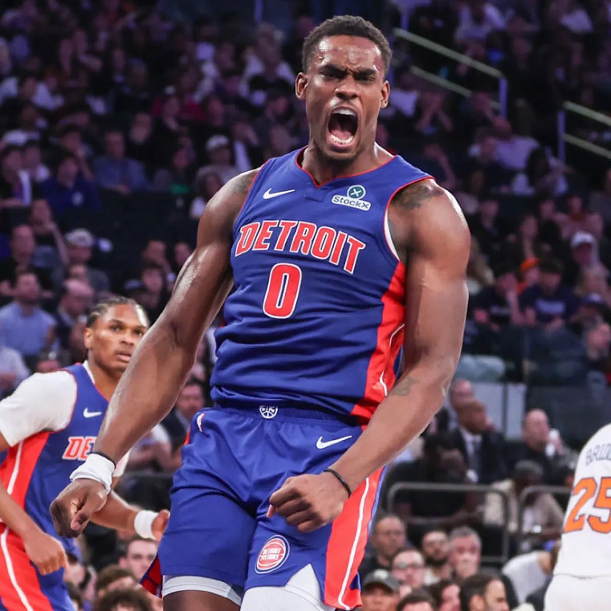 RTNBA's tweet photo. A Jalen Duren sign and trade is gaining real steam, per @sam_amick. 

The Kings are expected to meet with Duren to discuss a path out of Detroit, and the likeliest version would send Domantas Sabonis to the Pistons. Even better: Duren wants Sacramento and Sabonis is open to Detroit 👀