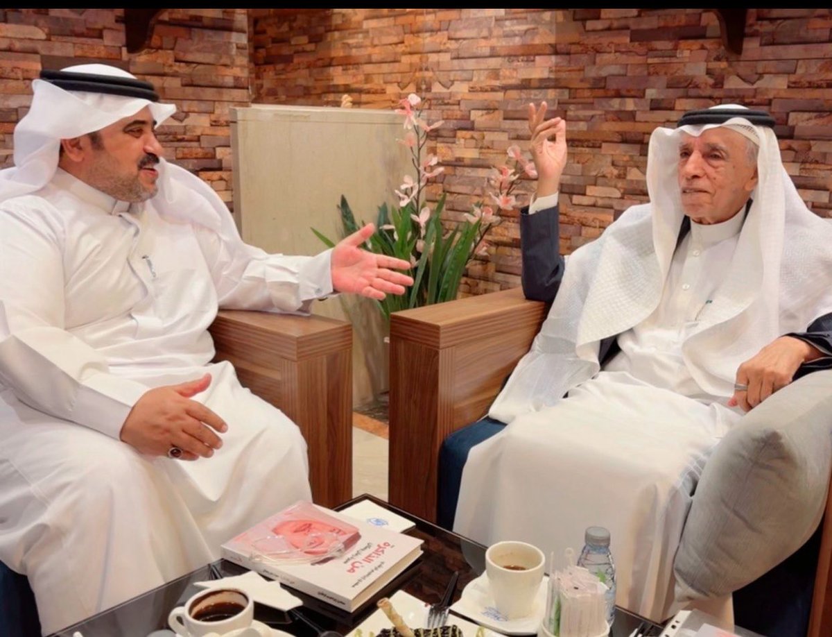 Mas421's tweet photo. حين يلتقي الوفاء بالوفاء… يولد الجمال
——————————
ليست كل اللقاءات تُقاس بزمنها، ولا تُحفظ بمكانها، فهناك لقاءاتٌ تتجاوز حدود الساعة والمجلس، لتصبح وثيقةً إنسانيةً تحفظها الذاكرة قبل أن تحفظها الصفحات. ومن هذا الطراز الرفيع جاء لقاء الأديب القاص الأستاذ إبراهيم مضواح الألمعي بالقامة التعليمية والوطنية الأستاذ مهدي بن إبراهيم الراقدي عشية الأحد ٢٠٢٦/٦/٢٨ م في بهو فندق السحاب بخميس مشيط؛ لقاءٌ لم يكن مجرد استعادةٍ لذكريات الماضي، بل كان احتفاءً بقيمة الإنسان حين يخلص لرسالته، وبالأثر حين ينتصر على الزمن.
لقد قرأت ما كتبه الأستاذ إبراهيم، فلم أجد نفسي أمام تقريرٍ صحفي، ولا أمام حوارٍ إعلامي تقليدي، وإنما أمام قطعةٍ أدبيةٍ تنبض بالوفاء، وتُعيد تعريف اللقاءات الثقافية بوصفها جسورًا بين الأجيال، لا مجرد أسئلةٍ وأجوبة. وكأن إبراهيم مضواح، بقلمه الشفيف، يعلن ميلاد مدرسةٍ جديدة في الكتابة عن الشخصيات؛ مدرسةٍ تجعل من الإنسان نصًا، ومن الذكرى حياةً، ومن الكلمة وفاءً لا ينقضي.
أما الأستاذ مهدي بن إبراهيم الراقدي، فهو ليس اسمًا مرَّ في سجل التعليم ثم غادر، بل هو صفحةٌ مضيئة من تاريخ التعليم في المملكة العربية السعودية. رجلٌ آمن بأن التعليم رسالةٌ قبل أن يكون وظيفة، وأن بناء الإنسان أعظم من بناء المباني. فمنذ أن كان أول مدير لتعليم محايل عسير، ثم مديرًا عامًا للتعليم بمنطقة عسير، ترك بصماتٍ لا تزال شاهدةً على إخلاصه، وأسهم في نشر التعليم، وتيسير خدماته، وخدمة الطلاب وأولياء أمورهم، في زمنٍ كانت الإمكانات فيه محدودة، لكن الهمم كانت بحجم الأوطان.
إن قيمة الرجال لا تُقاس بعدد السنوات التي قضوها في مناصبهم، وإنما بما يبقى منهم بعد أن يغادروها. ولذلك، فإن مرور أكثر من ربع قرن على تقاعد الأستاذ مهدي الراقدي لم يزد أثره إلا رسوخًا، ولم يُطفئ حضوره في الذاكرة، لأن الأعمال الصادقة لا تتقاعد، والرسائل النبيلة لا تعرف نهاية الخدمة، بل تبدأ بعدها مرحلة الخلود في وجدان الناس.
وفي المقابل، يقف الأستاذ إبراهيم مضواح الألمعي قامةً أدبيةً سامقة، وأحد أبرز فرسان القصة في المملكة والخليج العربي، بل وفي المشهد الأدبي العربي. يمتلك قدرةً نادرة على تحويل الموقف العابر إلى نصٍ خالد، واستنطاق التفاصيل الصغيرة حتى تصبح شواهد على عظمة الإنسان. إنه لا يكتب عن الأشخاص بقدر ما يكتب عن القيم التي يمثلونها، ولذلك تصل كلماته إلى القلب قبل العين.
لقد بدا هذا اللقاء وكأنه لوحةٌ رسمها الوفاء بريشة الأدب؛ أحدهما صنع مجده في ميادين التربية والتعليم، والآخر يصنع الجمال بالكلمة الصادقة، فالتقت الرسالة بالقلم، والتاريخ بالأدب، والخبرة بالإبداع، ليخرج للقارئ عملٌ يفيض إنسانيةً ورقيًا.
وحين يقرأ المتأمل هذا اللقاء، يجد ذاكرته تنطلق بعيدًا نحو سنوات البدايات؛ إلى زمنٍ كان الإنجاز يُصنع بالإرادة قبل التقنية، وبالإخلاص قبل الإمكانات، وبالعمل الدؤوب قبل وفرة الوسائل. كان ذلك الزمن أقل أدوات، لكنه أكثر صدقًا، ولذلك بقي أثر رجاله حيًا حتى اليوم. إنها رسالةٌ بليغة تؤكد أن الزمن لا يصنع العظماء، وإنما العظماء هم من يصنعون قيمة الزمن.
ومن أجمل ما في هذا اللقاء أنه أعاد إلينا معنى الوفاء؛ فالوفاء ليس أن نتذكر الرموز بعد رحيلهم، بل أن نحتفي بهم وهم بيننا، وأن نمنحهم حقهم من الشكر والتقدير وهم يرون ثمار أعمارهم وقد أينعت في نفوس الناس. فالأمم الراقية لا تكتفي بصناعة التاريخ، بل تُكرم صُنّاعه.
كل الشكر والعرفان للأستاذ القدير مهدي بن إبراهيم الراقدي على ما قدّمه لوطنه، وللتعليم، وللأجيال، وما يزال يقدمه من حضورٍ فكري وإنساني ملهم. والشكر موصول للأديب الكبير إبراهيم مضواح الألمعي الذي لم يكتب لقاءً فحسب، بل منحنا نافذةً نطل منها على رجلٍ يستحق أن يُقرأ، وأن يُروى، وأن يُحتفى به.
ويبقى اليقين أن بعض الرجال لا تُعرّفهم مناصبهم، وإنما تُعرّفهم آثارهم، وأن بعض الأقلام لا تكتب الحروف فقط، بل تحفظ الجميل من أن يذوب في زحام الأيام. وحين يجتمع رجلٌ صنع التاريخ، مع أديبٍ يعرف كيف يكتبه، فإن القارئ لا يخرج من اللقاء بخبرٍ جديد، بل يخرج بقيمةٍ جديدة، وإيمانٍ أعمق بأن الوفاء هو أجمل ما يبقى للإنسان بعد رحلة العمر.
#مهدي_الراقدي 
#إبراهيم_مضواح_الألمعي 
#رواد_التعليم 
#الأدب_السعودي  
#الثقافة_السعودية 
#الوفاء