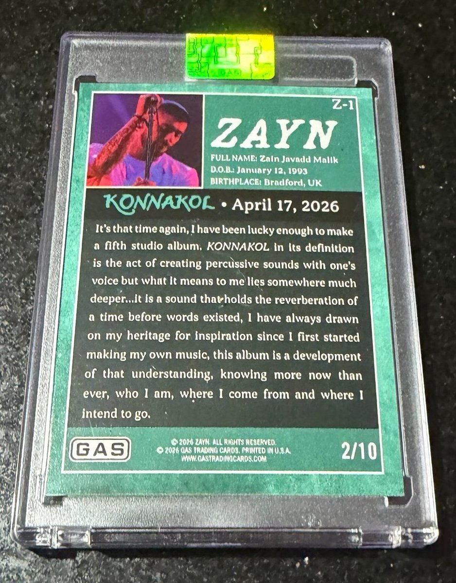 ZaynNewsBRA's tweet photo. "Chegou a hora mais uma vez, tive a sorte de fazer um quinto álbum de estúdio. KONNAKOL em sua definição é o ato de criar sons percussivos com a própria voz, mas o que isso significa para mim está em um lugar muito mais profundo... É um som que carrega a reverberação de um tempo antes de as palavras existirem. Tenho buscado inspiração em minhas origens desde que comecei a fazer minha própria música; este álbum é um desdobramento desse entendimento, sabendo mais agora do que nunca quem eu sou, de onde venho e para onde pretendo ir." – Zayn via trading card para a era 'Konnakol', produzido pela GAS, em parceria com a Complex.

– ​Esse card específico faz parte de uma tiragem ultra-limitada: existem apenas 10 unidades autografadas por ele no mundo todo.