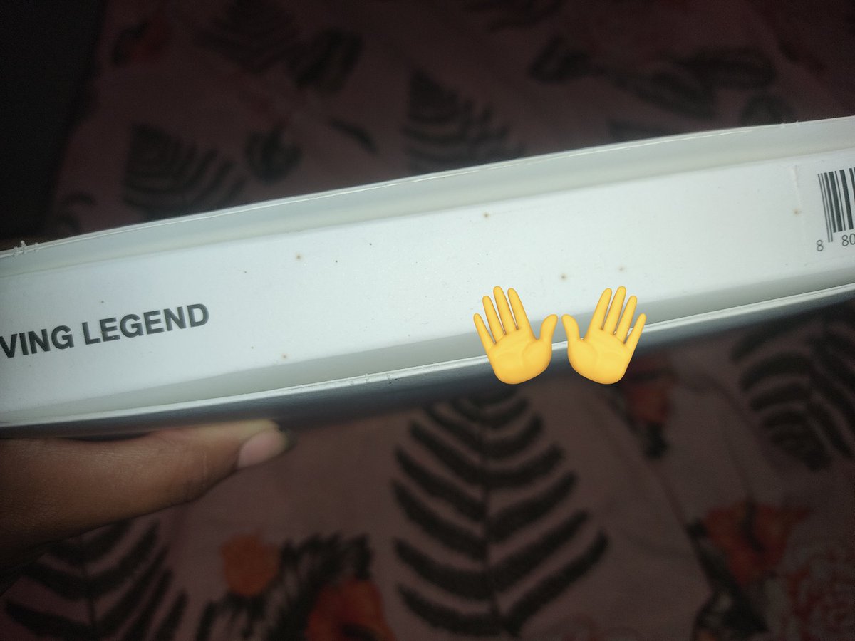 tkooletter's tweet photo. bts pare de fazer álbuns brancos por favor 🙏 meu arirang living legend ja ta ficando todo fudido https://t.co/tGIVKK9ZdK