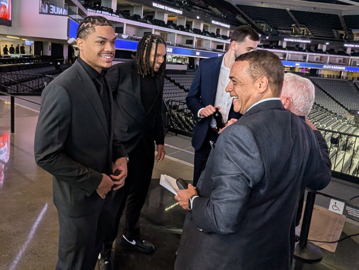 TonyRayHarvey's tweet photo. Sacramento Kings GM Scott Perry had errrybody smiling at Golden 1 Center, including rookies Darius Acuff Jr., and Emmanuel Sharp.
6.29.2026
@SacramentoKings @nba #DariusAcuffJr #EmmanualSharp #Sacramento #Detroit #Houston https://t.co/K2kFiZqlzJ