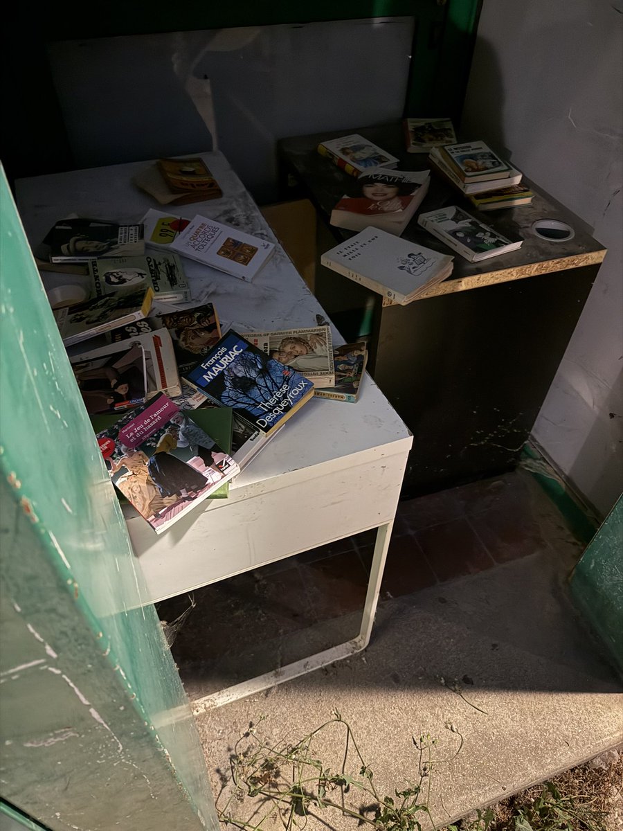 oayorr's tweet photo. c’est trop mimi, dans ma ville y’a un endroit ou tout le monde peut venir prendre ou déposer des livres https://t.co/syfgPNUpzJ
