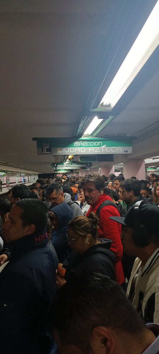 AlejandraF65985's tweet photo. @AdrianRubalcava @MetroCDMX Mira tu terminal Buenavista línea B, la incompetente https://t.co/MuHUAdZiVI