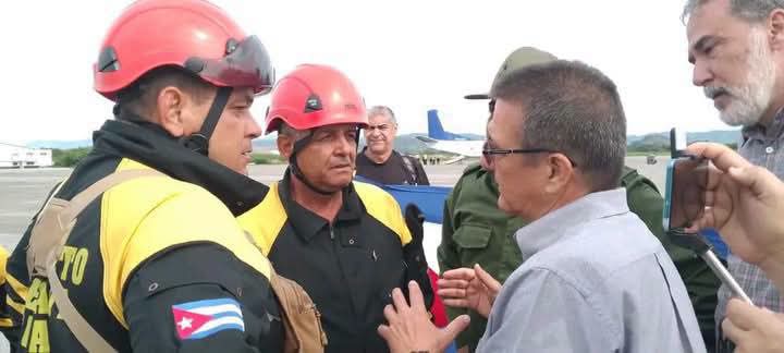 HidysB's tweet photo. Rescatistas cubanos llegaron a Venezuela para apoyar en la búsqueda de personas atrapadas y apoyar la brigada médica. #Fidel nos enseñó que el internacionalismo es la hermandad hecha acción. Mano a mano con el pueblo venezolano, como siempre. #100AñosConFidel 🇨🇺🤝🇻🇪 @CubaCubacons https://t.co/jpKcVSUL1l