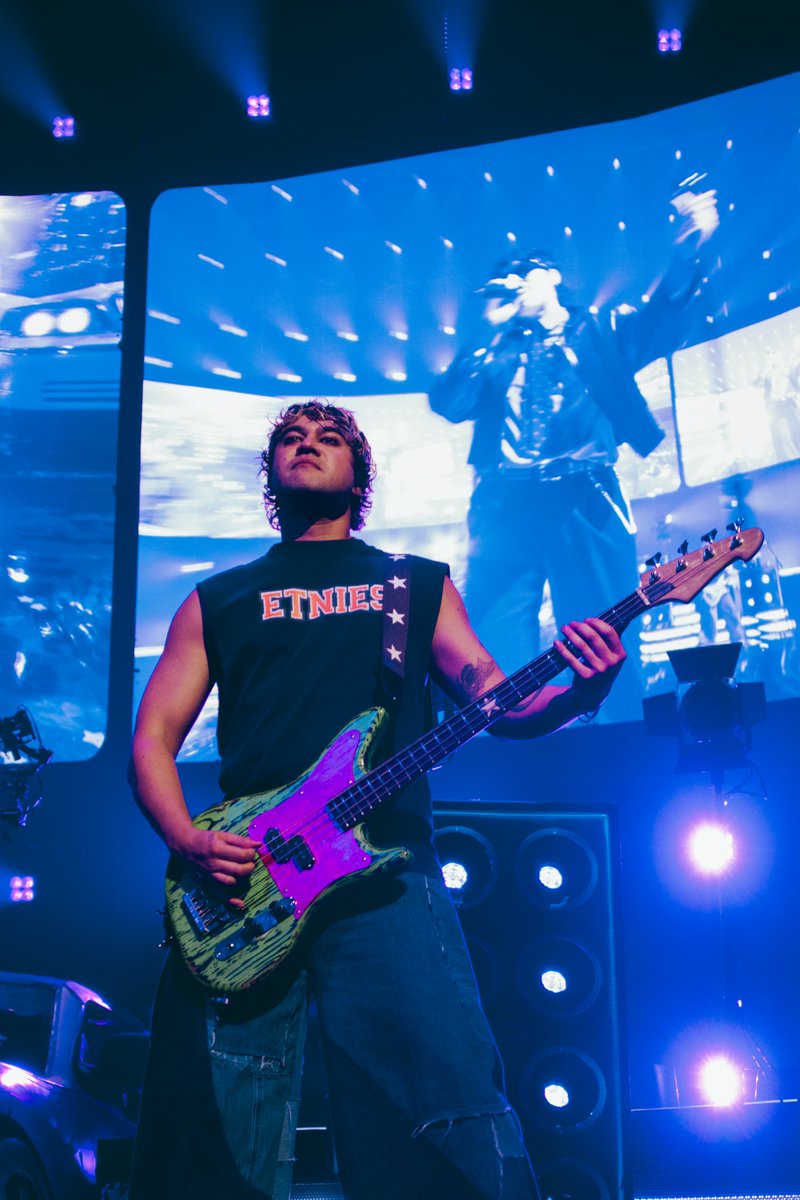 HaiDianne's tweet photo. 📸 captured my favorite boyband again!! @5SOS ☆
#5sos #EAStour #EveryonesAStarTour #AnaheimIsAStar https://t.co/vhO1Ih80VV