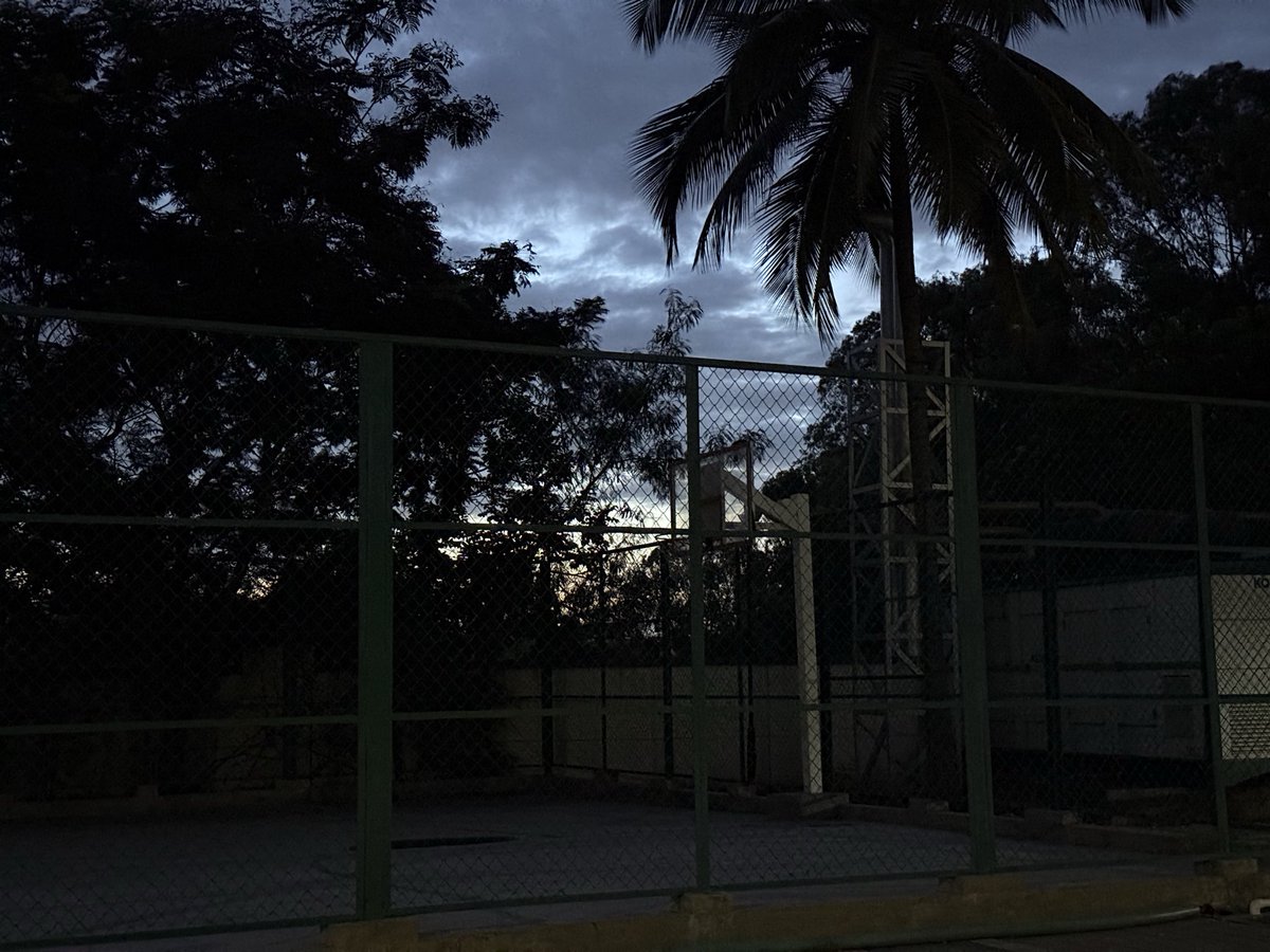 i_drck014's tweet photo. Day (15) A morning walk after a monsoon shower is nature at its finest.

The breeze feels cleaner, the air smells fresher, the trees shine brighter, and every breath feels like a reset. Some mornings don’t just wake you up—they refresh your soul.

🌧️🍃☀️

#MorningWalk #MonsoonMorning #FreshAir #NatureTherapy #Bengaluru #HealthyHabits