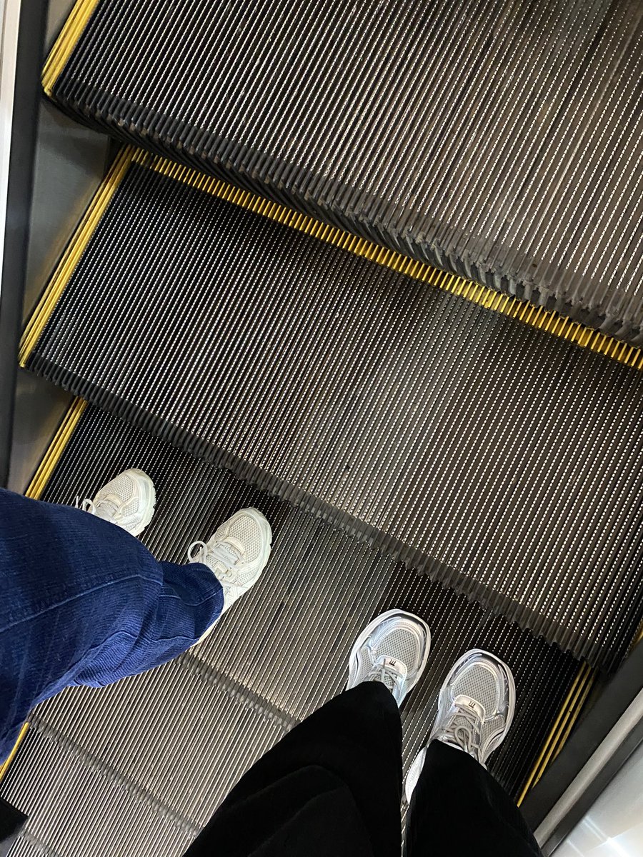 owandobby's tweet photo. Sepatu yang modelnya mirip banget sama gaya asics gel-1130 / new balance 1906r yang lg hype 

https://t.co/urjzAtV6QU

Review 👇🏻 https://t.co/CzJFx7TR2U