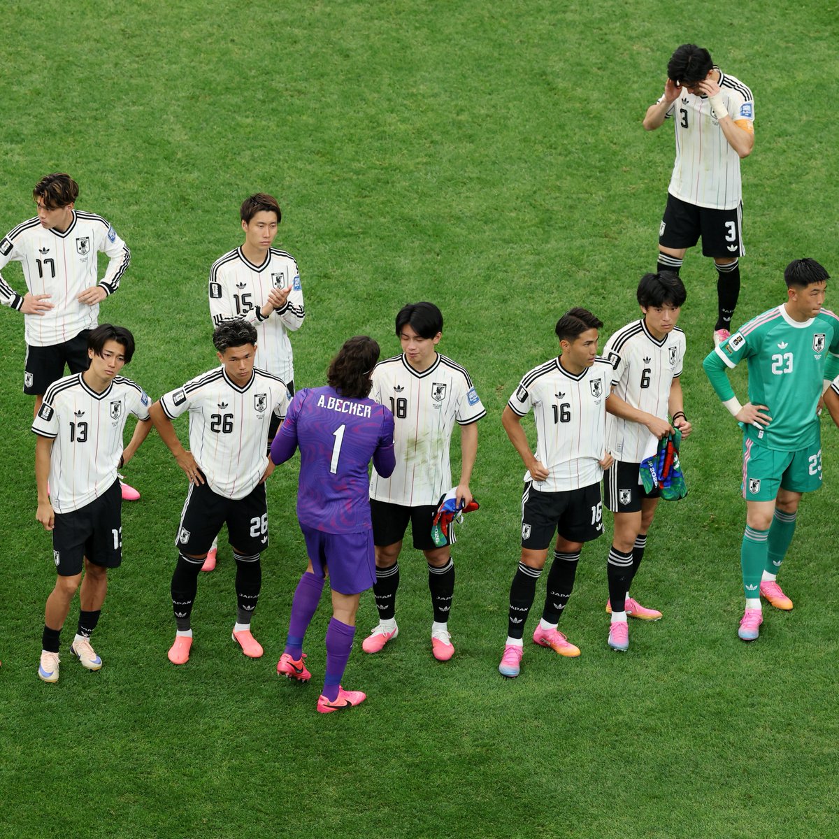 GoalJP_Official's tweet photo. 🇧🇷 日本代表をリスペクト 🇯🇵

日本代表との試合後、選手たち一人ひとりに挨拶を行う様子が見られたブラジル守護神アリソン。

「変わったことは伝えていない。ただ、胸を張って帰ってほしい、素晴らしいプレーだったと伝えただけさ。日本の守備は素晴らしかった」