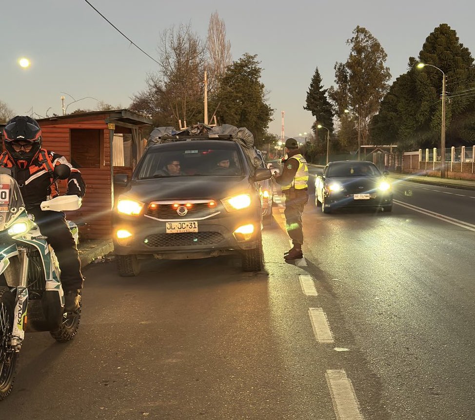 SENDANuble's tweet photo. 🚧 En la comuna de Pinto acompañamos con nuestro equipo profesional y logístico a @CarabNuble en una nueva jornada de control a conductores para disminuir los siniestros de tránsito. Se aplicó alcotest y narcotest #ToleranciaCero  #MesDeLaPrevencion #YoLaPiensoPrimero https://t.co/kisICLyXVI