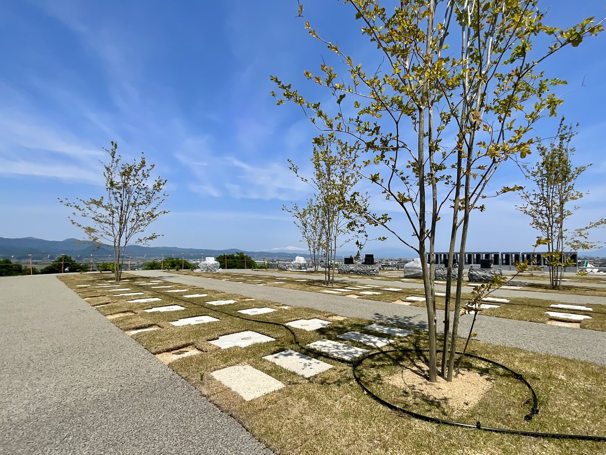 ttrsby's tweet photo. 公園のような霊園
お墓は、故人を想うときだけ訪れる場所ではなく 日々の暮らしの風景の中にあってもいい

そんな新しい祈りの風景を目指して、 「山形霊園 天空庭園特別区」を設計しました。
このたびグランドオープンを迎え開園式典が執り行われました。

山形霊園天空庭園特別区／山形市／2026 https://t.co/FofkE3Su7T