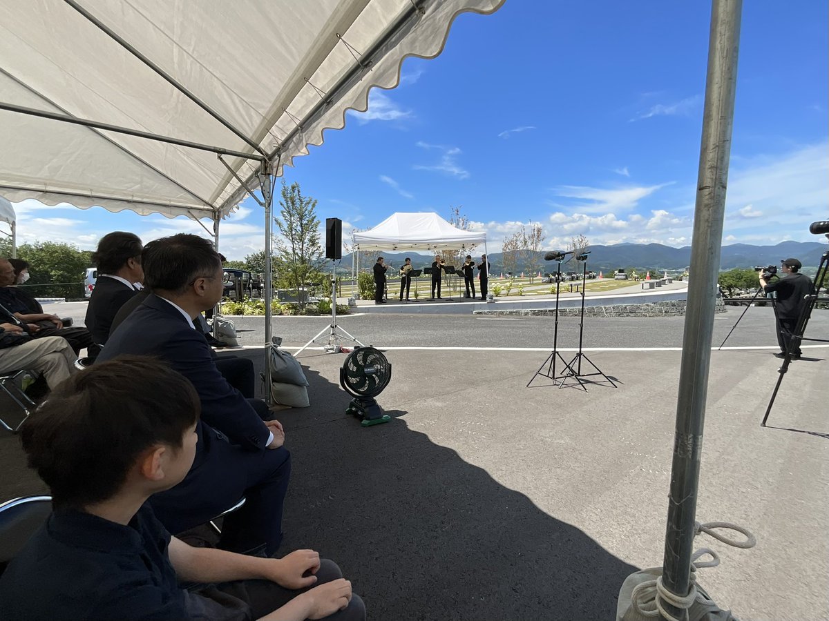 ttrsby's tweet photo. 公園のような霊園
お墓は、故人を想うときだけ訪れる場所ではなく 日々の暮らしの風景の中にあってもいい

そんな新しい祈りの風景を目指して、 「山形霊園 天空庭園特別区」を設計しました。
このたびグランドオープンを迎え開園式典が執り行われました。

山形霊園天空庭園特別区／山形市／2026 https://t.co/FofkE3Su7T