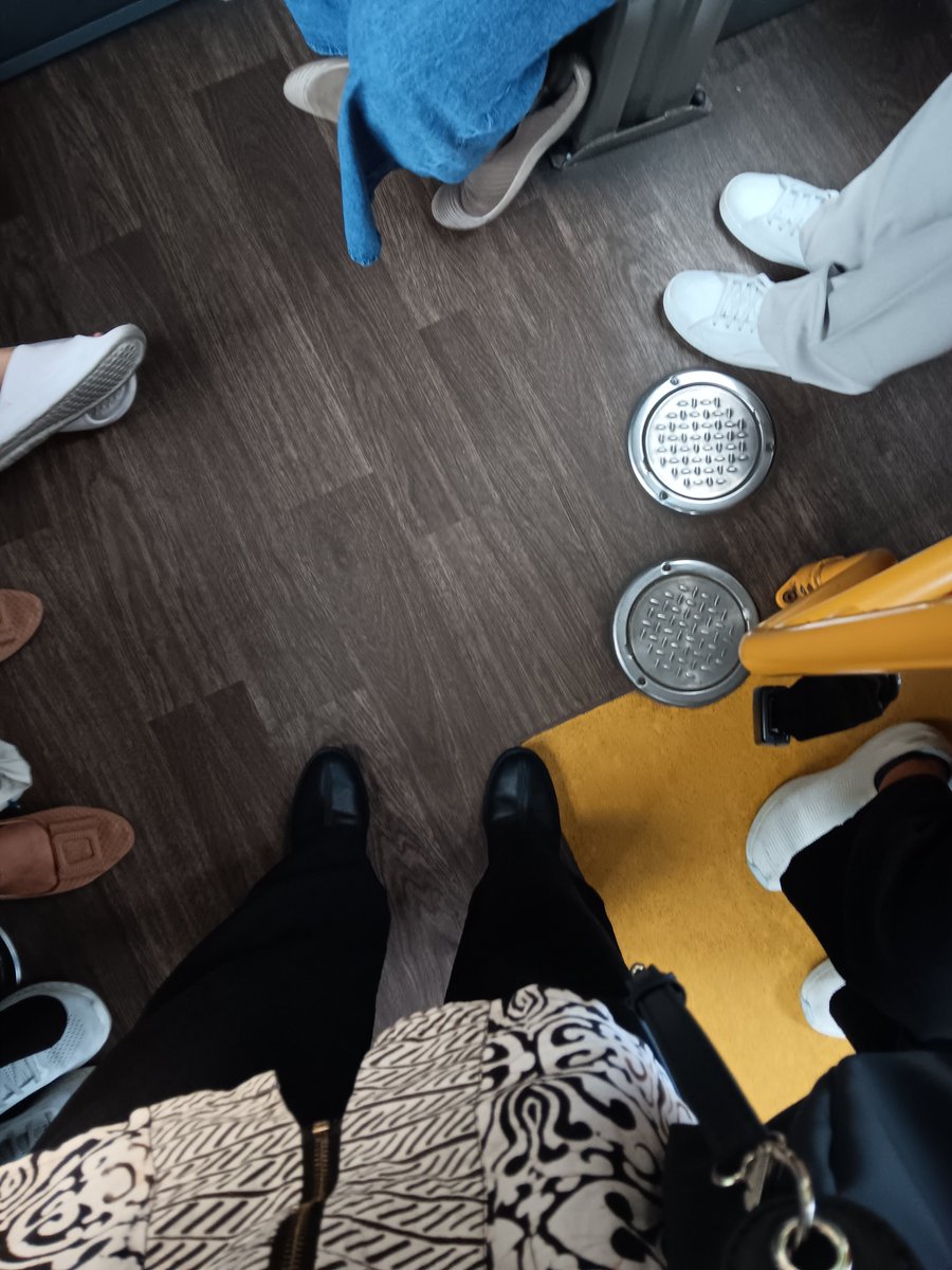 raiikkmo's tweet photo. wearing ankle boots in my day 3 of period *chef's kiss https://t.co/1FfWHINBN6