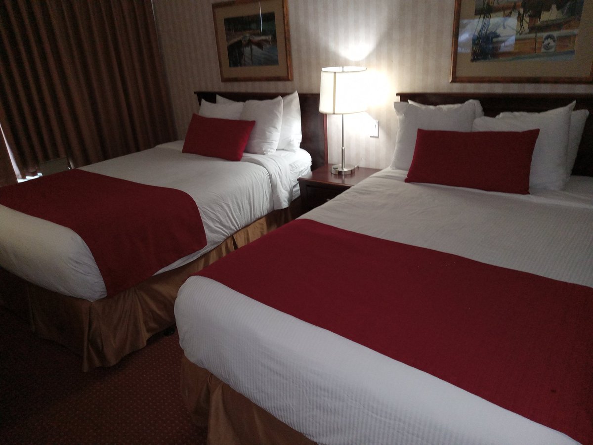 JOHNBROUMAS's tweet photo. Richmond BC Monday June 29 2026 my Hotel room today. McDonalds for lunch. OPA Souvlaki of Greece Chicken Souvlaki Platter Coke for dinner. Dairy Queen Sundae for dessert. Toronto Blue Jays baseball today. 🙂🍔🍟🥤🥗🥤🍨⚾ https://t.co/pBKbgHroDA