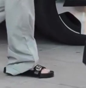cocojm_0t7's tweet photo. EVEN HIS SANDALS ARE DIOR 😭😭😭 https://t.co/RmvNuRydsw