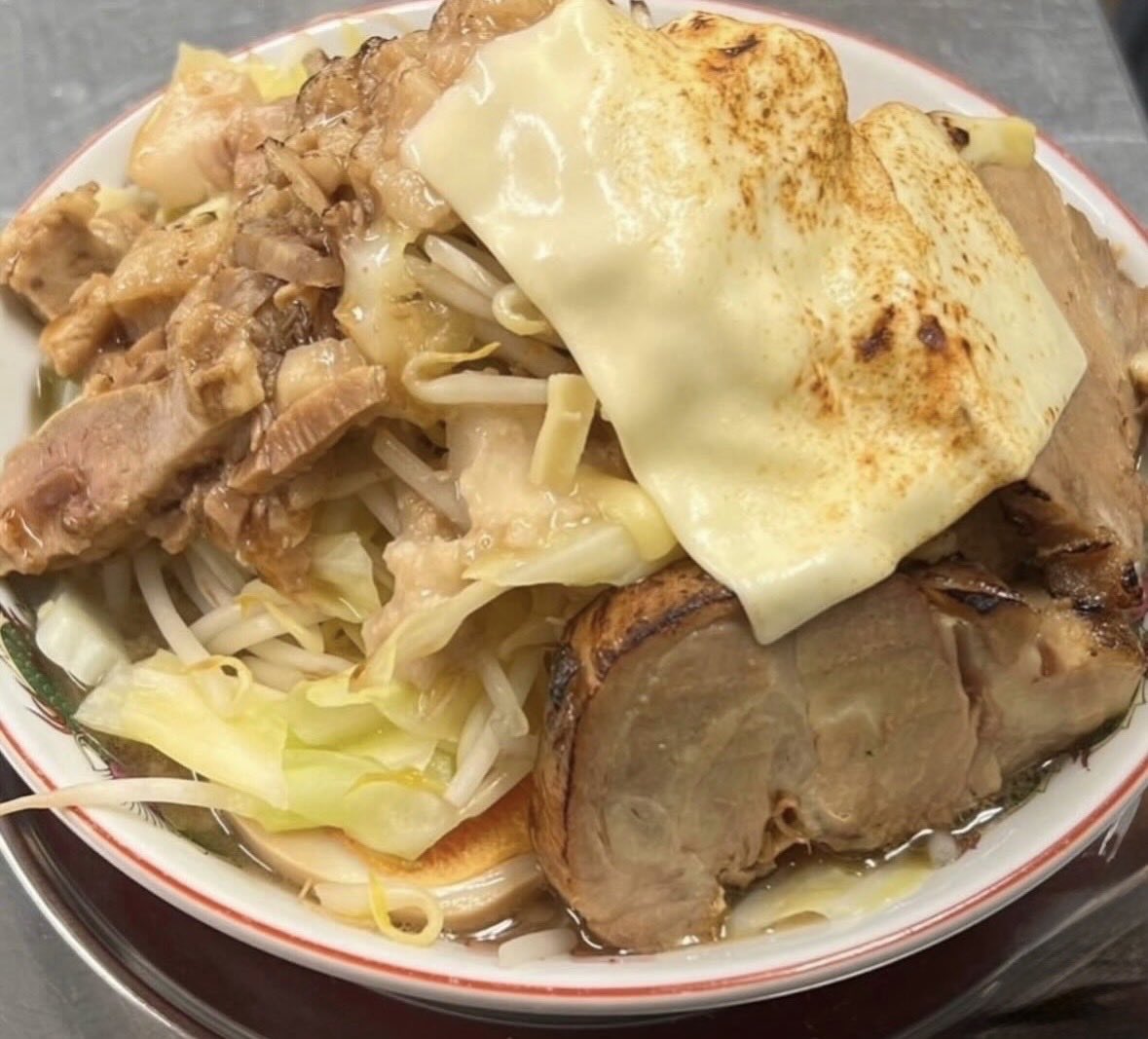 hirayamatei3's tweet photo. 平山亭は本日も11:00にオープン致します♪

特製ラーメン
味アブラ
チャーシューほぐし
とろけるチーズです♪

チーズはそもそも、チーズ単体で美味いですからね^_^ 

本日は天気ワルの予報です🌧️

大雨じゃなければ、涼しくてgoodと言う事で^_^

本日も皆様の御来店を心よりお待ち致しております！ https://t.co/brKkD7UAb3