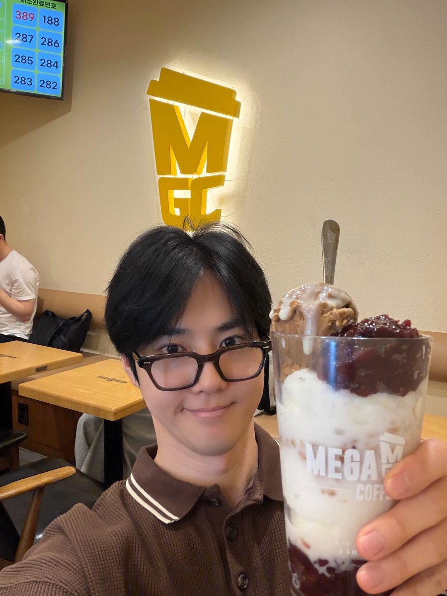 SuhoCommunityID's tweet photo. 260629-🐰💭[23:30 KST]

[foto]
“MEGA MEGA MGC Coffee”
“MEGA MEGA MGC Coffee~”
“Aku dan kamu yang bahagia, MEGAAAAA”
“Semangat!”
“🫶”
“Selamat malam yaaa” 
“Patbingsu*-nya enak banget tadi”
“Jaga diri baik-baik ya di cuaca panas ini”
“Makan patbingsu juga gih”

#Suho #수호 #김준면 https://t.co/Hl7zBeG9b8