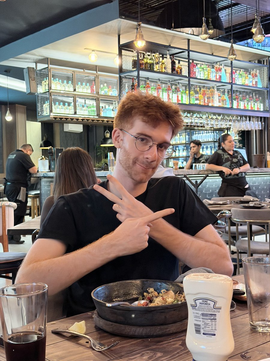 Soaringchuu's tweet photo. Cenando con el enemigo para conocer todas sus tácticas 🗿 https://t.co/DG1JVqiRUI