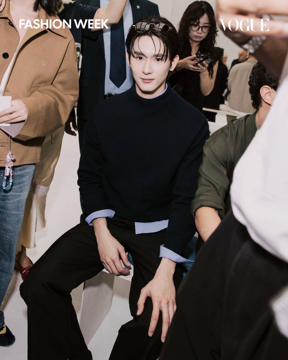 VogueThailand's tweet photo. #VogueFashionWeek รวบโมเมนต์ของเหล่าเซเลบริตี้ฟรอนต์โรว์ที่โชว์ Celine @celineofficial คอลเล็กชั่นบุรุษ ฤดูใบไม้ผลิ/ฤดูร้อน 2027 ไม่ว่าจะเป็น ‘บุ๊ค-กษิดิ์เดช’ @kasibook, ‘V’ แห่งวง BTS แบรนด์แอมบาสเดอร์ระดับโลก, ‘Finn Wolfhard’, ‘Oscar Isaac’, ‘You Zhou’, ‘Hilton Als’, ‘George Mackay’, ‘Daniel Quinn’ และแขกคนสำคัญอีกมากมายที่มาร่วมชมโชว์คอลเล็กชั่นบุรุษเดี่ยวครั้งแรกของ ‘Michael Rider’ สำหรับแบรนด์ Celine อีกด้วย #Celine #CelineSS27 

Photo: Courtesy of Celine