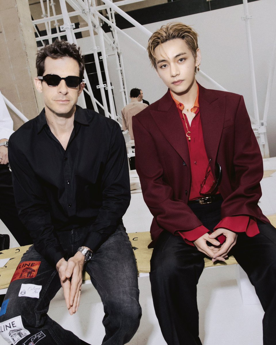 VogueThailand's tweet photo. #VogueFashionWeek รวบโมเมนต์ของเหล่าเซเลบริตี้ฟรอนต์โรว์ที่โชว์ Celine @celineofficial คอลเล็กชั่นบุรุษ ฤดูใบไม้ผลิ/ฤดูร้อน 2027 ไม่ว่าจะเป็น ‘บุ๊ค-กษิดิ์เดช’ @kasibook, ‘V’ แห่งวง BTS แบรนด์แอมบาสเดอร์ระดับโลก, ‘Finn Wolfhard’, ‘Oscar Isaac’, ‘You Zhou’, ‘Hilton Als’, ‘George Mackay’, ‘Daniel Quinn’ และแขกคนสำคัญอีกมากมายที่มาร่วมชมโชว์คอลเล็กชั่นบุรุษเดี่ยวครั้งแรกของ ‘Michael Rider’ สำหรับแบรนด์ Celine อีกด้วย #Celine #CelineSS27 

Photo: Courtesy of Celine